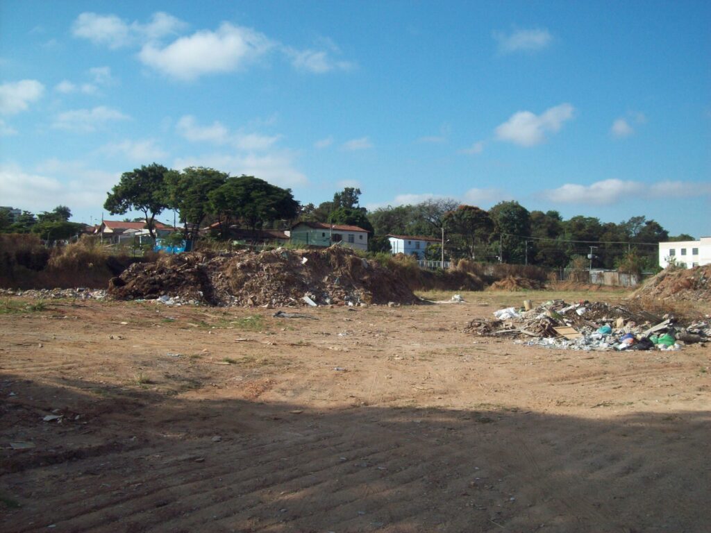 De lote vago à espaço comercial - Topázio Mall Alipio de Melo, Adotante da Praça dos Agricultores