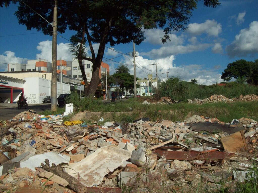 De lote vago à espaço comercial - Topázio Mall Alipio de Melo, Adotante da Praça dos Agricultores