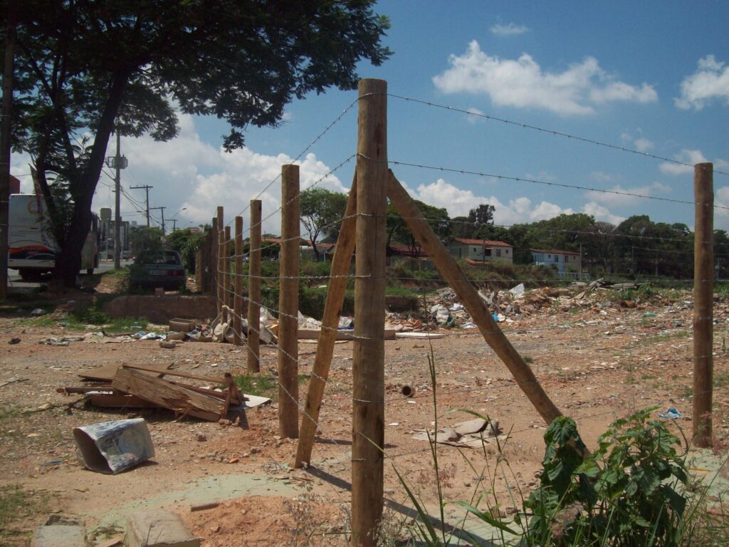 De lote vago à espaço comercial - Topázio Mall Alipio de Melo, Adotante da Praça dos Agricultores