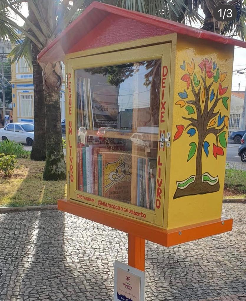 “pegue um livro e deixe um livro”