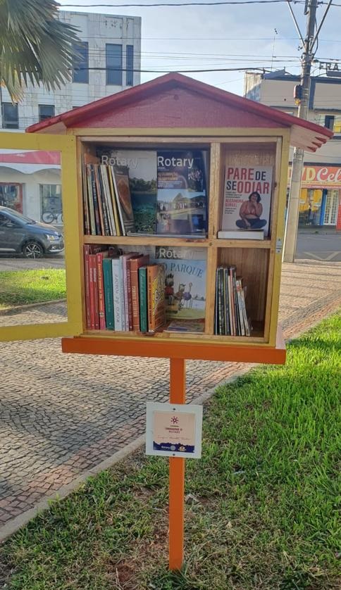 Casinha de livros - Pegue um livro e deixe um livro.